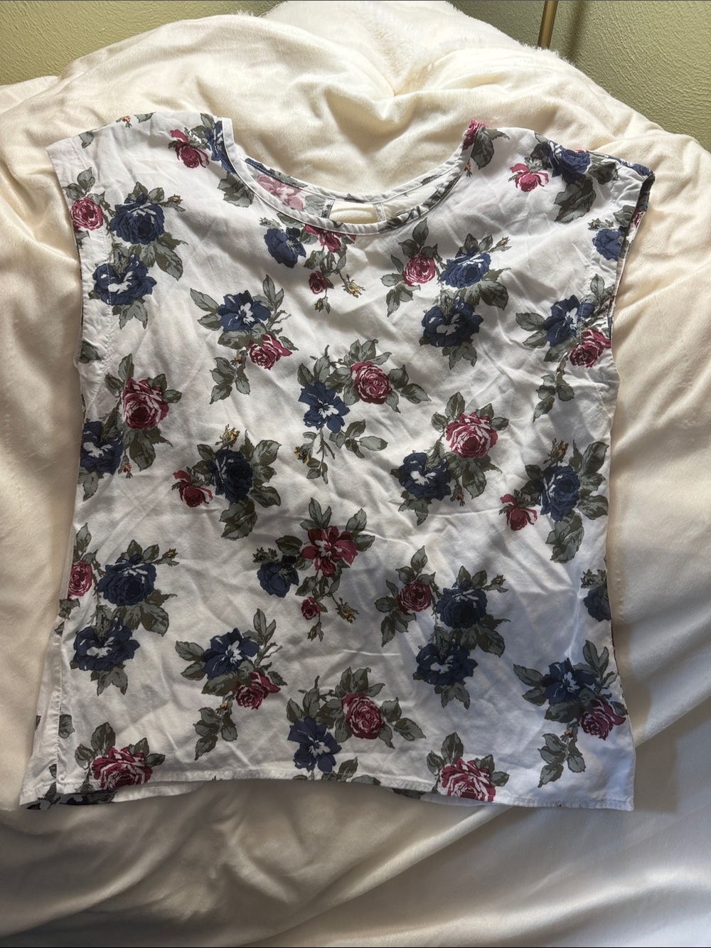 Abercrombie & Fitch White Floral Scoop Neck Tee with Blue & Pink Roses